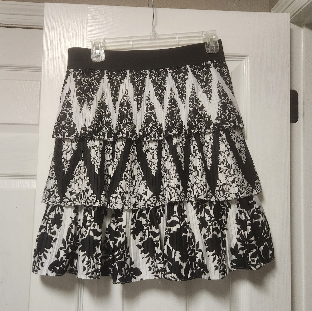 White House Black Market Pull On Tiered Layered Accordion Pleat Floral Skirt